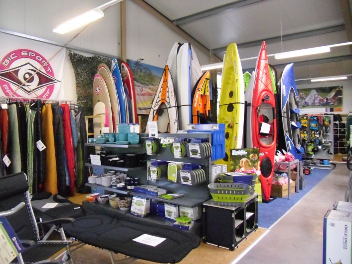 Kajaks Kanus Schlauchboote bei Travel wheels Waldshut-Tiengen, Schweizer Grenze